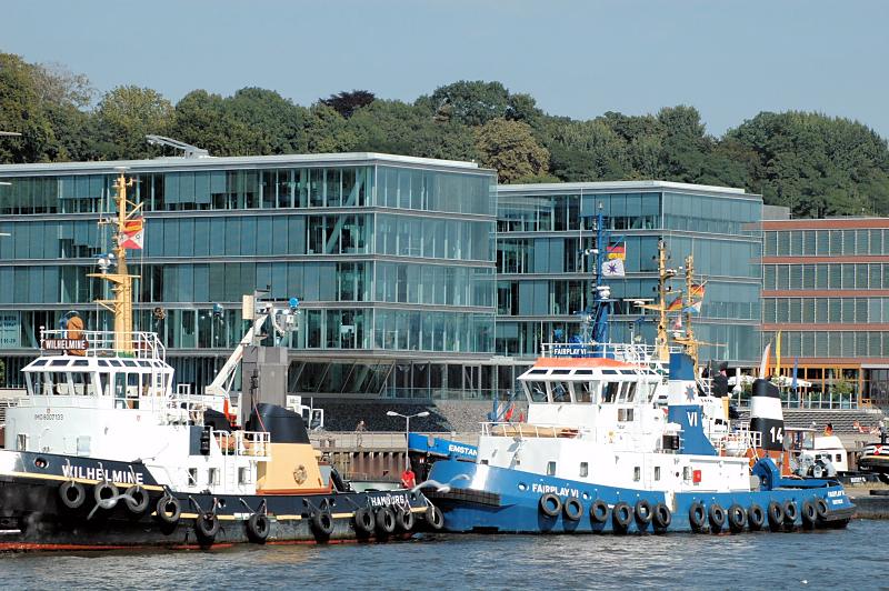 688_X003 Hafenschlepper am Ponton vor Neumühlen - Architektur am Hafenrand. | Neumuehlen - Strasse am Hafenrand von Hamburg Altona.